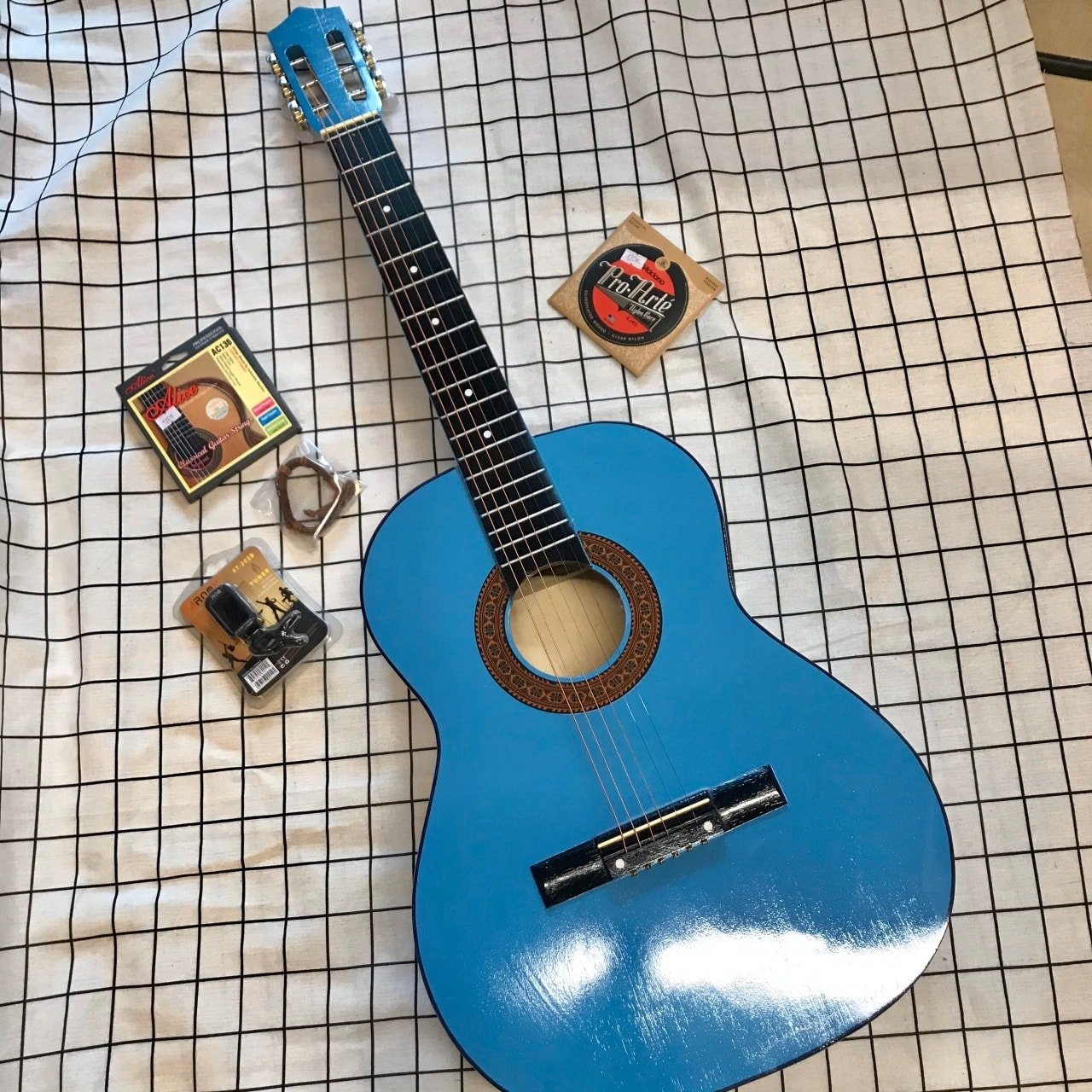 Mới học đàn nên mua đàn guitar giá bao nhiêu tiền? pianofun.edu.vn